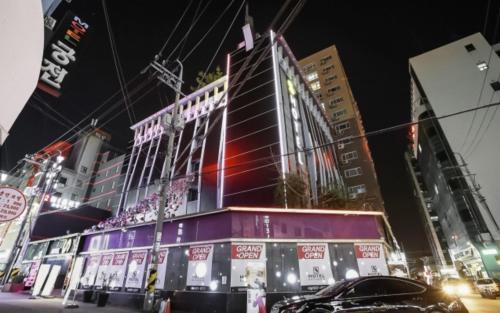 um edifício numa rua da cidade à noite em S hotel em Bucheon