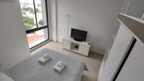 sala de estar con TV y 2 toallas en Altos del Sur en Santiago del Estero