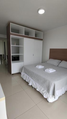 1 dormitorio con 1 cama grande en una habitación en Altos del Sur en Santiago del Estero