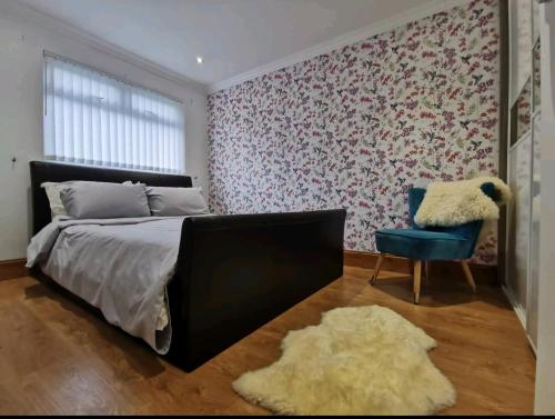 een slaapkamer met een bed, een stoel en een tapijt bij Eltam Cresent in Thornaby on Tees