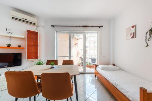 un soggiorno con tavolo da pranzo e sedie di Orange Beachfront Studio by PS a Golem