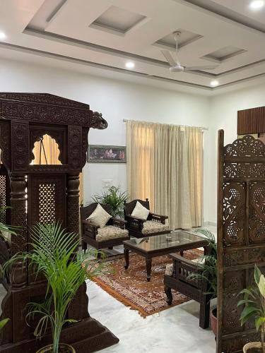 ein Wohnzimmer mit einem Sofa und einem Tisch in der Unterkunft Karni Nivvas - Luxury Redefined in Udaipur