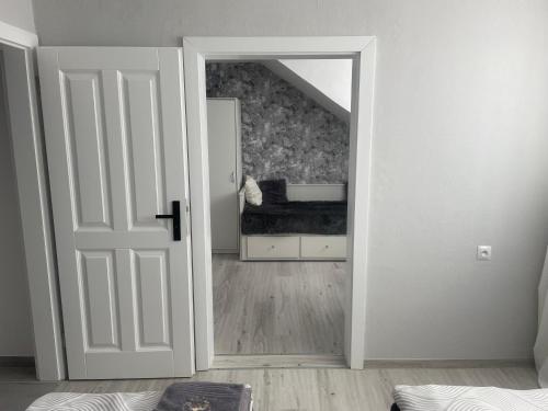 uma porta aberta para um quarto com uma cama em Gold Hill em Milków