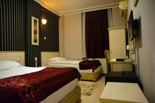 Kolağası otel في جوروم: غرفة فندقية بسريرين ونافذة