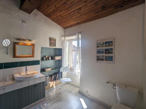 une salle de bain avec un lavabo, des toilettes et un miroir dans l'établissement Montclar, à Montclar