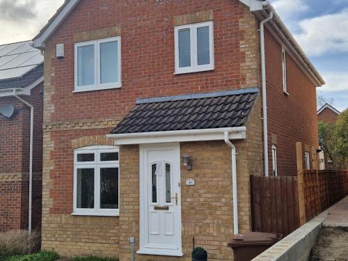 a red brick house with a white door at FamilyFriendly- Sleep5- FreeParking- PrivateGarden in Rochester