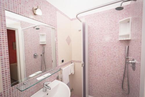 Phòng tắm tại Hotel Baia Verde