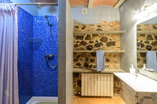 La salle de bains est pourvue d'une douche et d'un lavabo. dans l'établissement Can Guinau, à Aiguaviva
