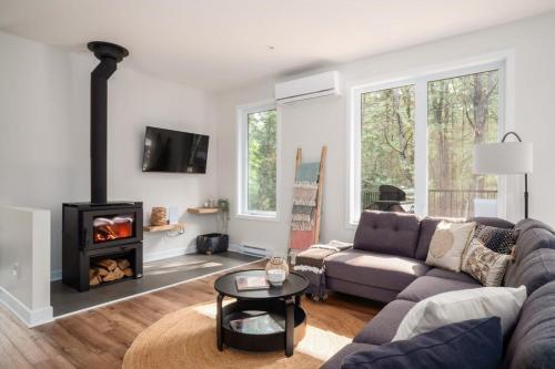 TV a/nebo společenská místnost v ubytování Nature & lake access Tremblant