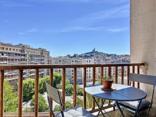 une table et des chaises sur un balcon avec vue dans l'établissement Appartement avec Balcon - Hyper Central & Lumineux - Les Frères de la Loc', à Marseille