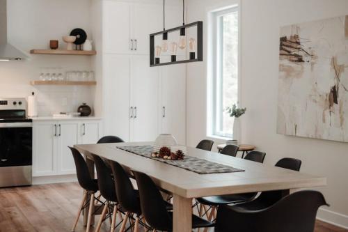 Saint-Rémi-dʼAmherstNature & lake access Tremblant的餐厅里有一张桌子和几把椅子