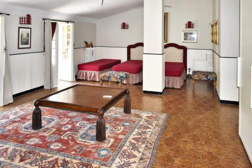 een woonkamer met 2 bedden en een salontafel bij 5 bedrooms villa with private pool sauna and enclosed garden at Poggio Catino in Poggio Catino