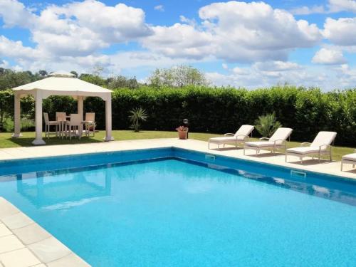 een zwembad met stoelen en een prieel bij 5 bedrooms villa with private pool sauna and enclosed garden at Poggio Catino in Poggio Catino