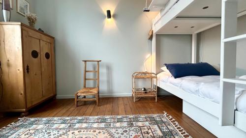 - une chambre avec un lit, une échelle et un tapis dans l'établissement Maison Pasteur, maison de pêcheur entièrement rénovée pour 6 personnes, au Crotoy