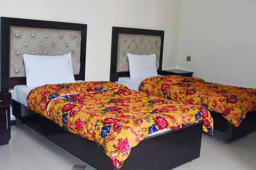 En eller flere senge i et værelse på Abbotabad view hotal