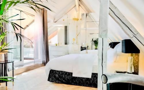 Postel nebo postele na pokoji v ubytování Boutique Hotel Krone München