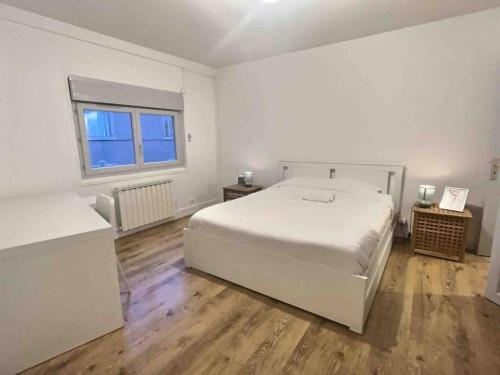 ヴィラール・レ・ドンブにあるLe Pélican Villardois - 2 chambres - centreのベッドと窓のある白い寝室