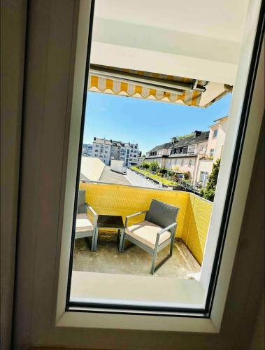 a view of a balcony with a table and a chair at Zentral gelegenes und stilvoll möbliertes Apartment in Duisburg Nur 5 Minuten vom Hbf und City, ideal für Pendler und Messebesucher in Duisburg