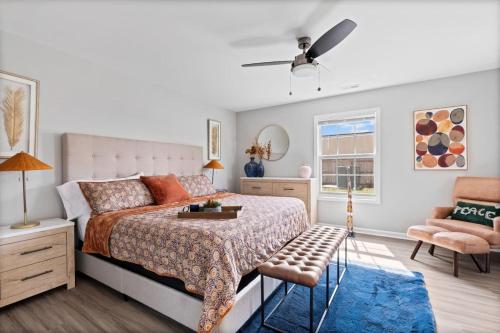 費耶特維爾的住宿－New LUXE APT 3BR Downtown Fay Unit B，卧室配有床、椅子和窗户。