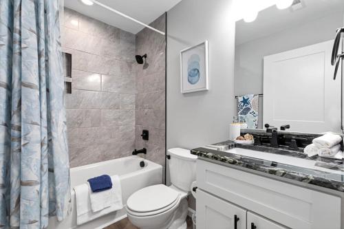 費耶特維爾的住宿－New LUXE Spacious 3BR Downtown Fay Unit C，白色的浴室设有卫生间和水槽。