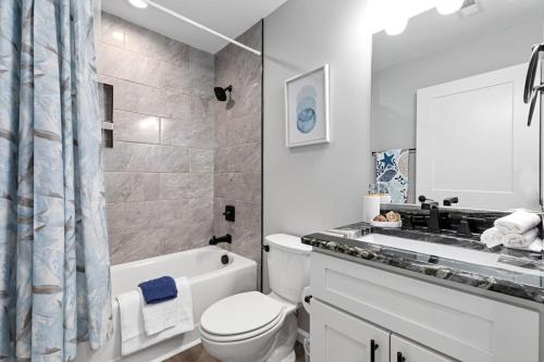 费耶特维尔Long-Term Stays LUXE Spacious 3BR Downtown Fay Unit C的带马桶和水槽的白色浴室