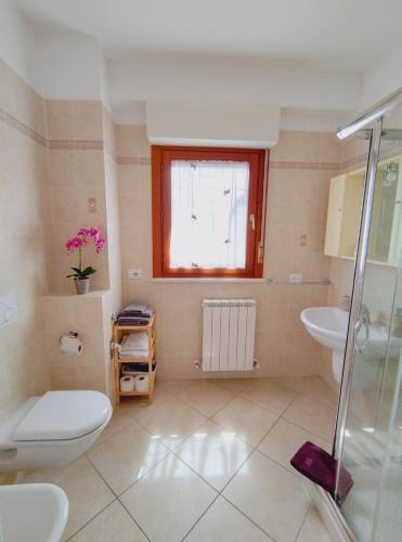 uma casa de banho com um WC e um lavatório em Appartamento Perugia - Casa Penelope em Perugia