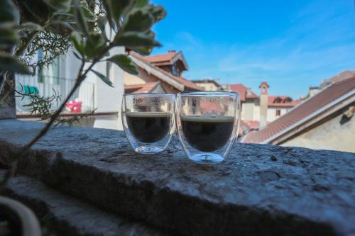 deux verres de vin assis sur un livre dans l'établissement Nid douillet, à Annecy