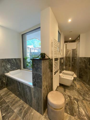 La salle de bains est pourvue d'une baignoire, de toilettes et d'un lavabo. dans l'établissement Le Stanze del Lago Lake View, à Côme