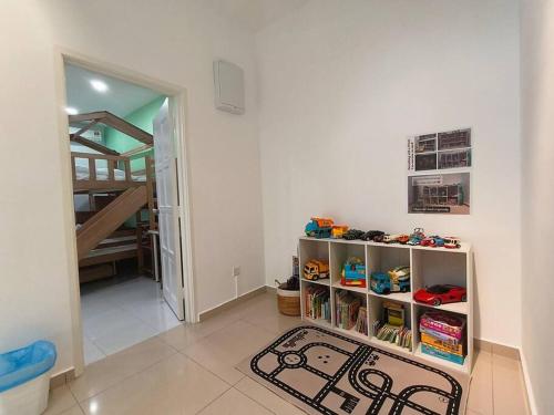 Habitación con escalera y estante con juguetes en PlayHouse Fun4Kids 22pax 6R5B, en Melaka