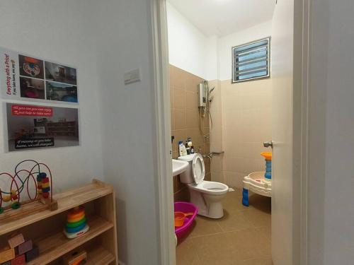 Baño pequeño con aseo y lavamanos en PlayHouse Fun4Kids 22pax 6R5B, en Melaka