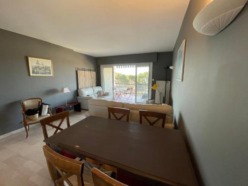 un salon avec une table et un canapé dans l'établissement Appartement T3 Terrasse Vue Mer Bandol, à Bandol