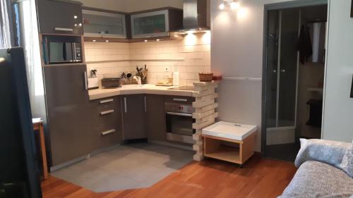 una piccola cucina con un lavello e un bancone di RESIDENCE HERMITAGE LE TOUQUET a Le Touquet-Paris-Plage