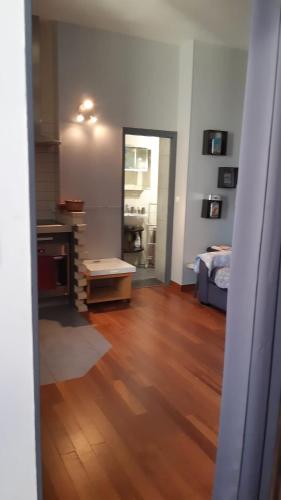 Elle comprend un salon doté de parquet et d'un miroir. dans l'établissement RESIDENCE HERMITAGE LE TOUQUET, à Le Touquet-Paris-Plage