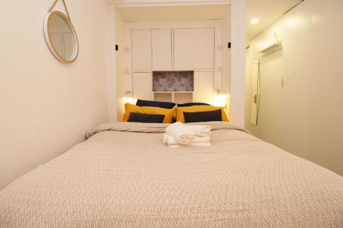 a bedroom with a large bed with a mirror at ELEVANA in Fuengirola