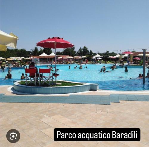 una gran piscina con gente en el agua en Casa Mercedes en Pau