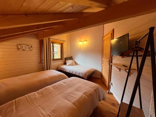 Postelja oz. postelje v sobi nastanitve Les Brimbelles, détente & spa, au cœur des Vosges