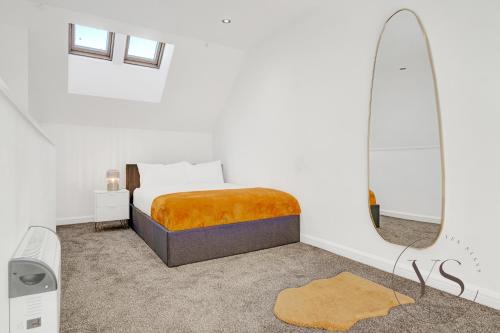 - une chambre avec un lit et un miroir dans l'établissement Stylish Studio 3 - City Centre Coach Station, à Birmingham