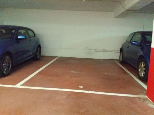 zwei Autos in einem Parkhaus geparkt in der Unterkunft Picasso in Culleredo