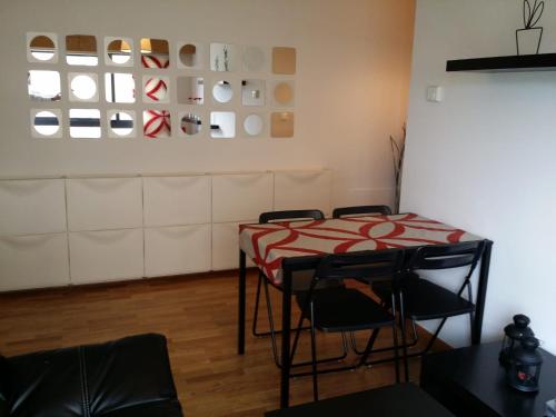 um quarto com uma mesa e cadeiras num quarto em Picasso em Culleredo