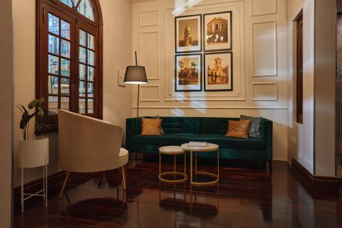 - un salon avec un canapé vert et une table dans l'établissement Miravida Soho Hotel & Wine Bar, à Buenos Aires