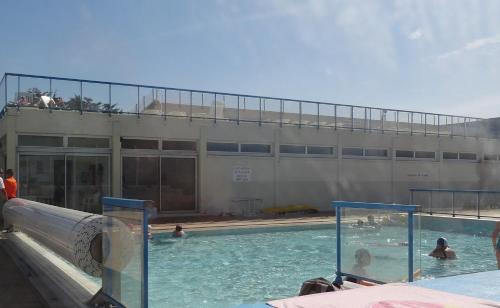 - une piscine avec des personnes à l'eau dans l'établissement Courseulla, à Courseulles-sur-Mer