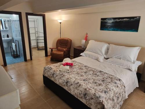 um quarto com uma cama grande e uma cadeira em Appartamento-Oblò sul Mare em Sanremo