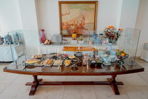 uma mesa com um monte de comida em Hotel Iruña em Mar del Plata
