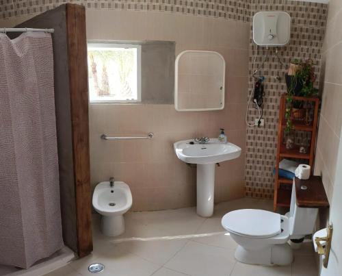y baño con aseo y lavamanos. en One bedroom apartement with sea view and wifi at Las Palmas, en Corralejo
