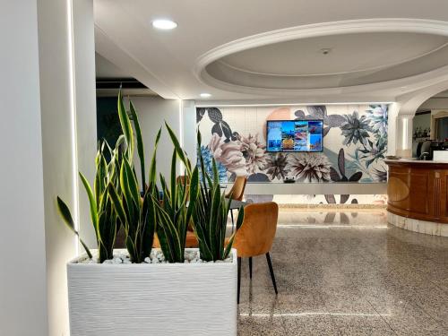 Una televisión o centro de entretenimiento en Hotel Lachea