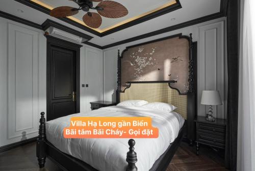 Schlafzimmer mit einem großen Bett und einem Deckenventilator in der Unterkunft Villa Hạ Long Gần Biển in Hạ Long