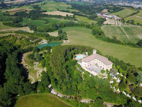 una vista aérea de una gran casa con un lago en Castello di Baccaresca, en Branca