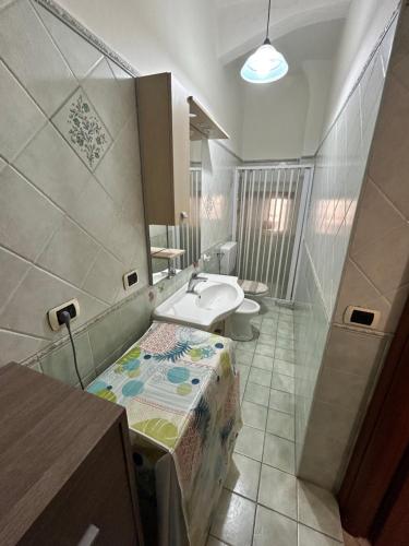 uma casa de banho com um lavatório e um WC em CasArcobaleno Fronte Policlinico em Messina