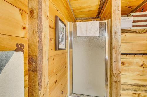 Fotografie z fotogalerie ubytování Rustic Searsport Cabin Loft and Sunroom on 10 Acres v destinaci Searsport