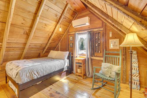 Postel nebo postele na pokoji v ubytování Rustic Searsport Cabin Loft and Sunroom on 10 Acres